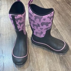 Wilderness Camping Muck Boots Kid size 5/ womens 7